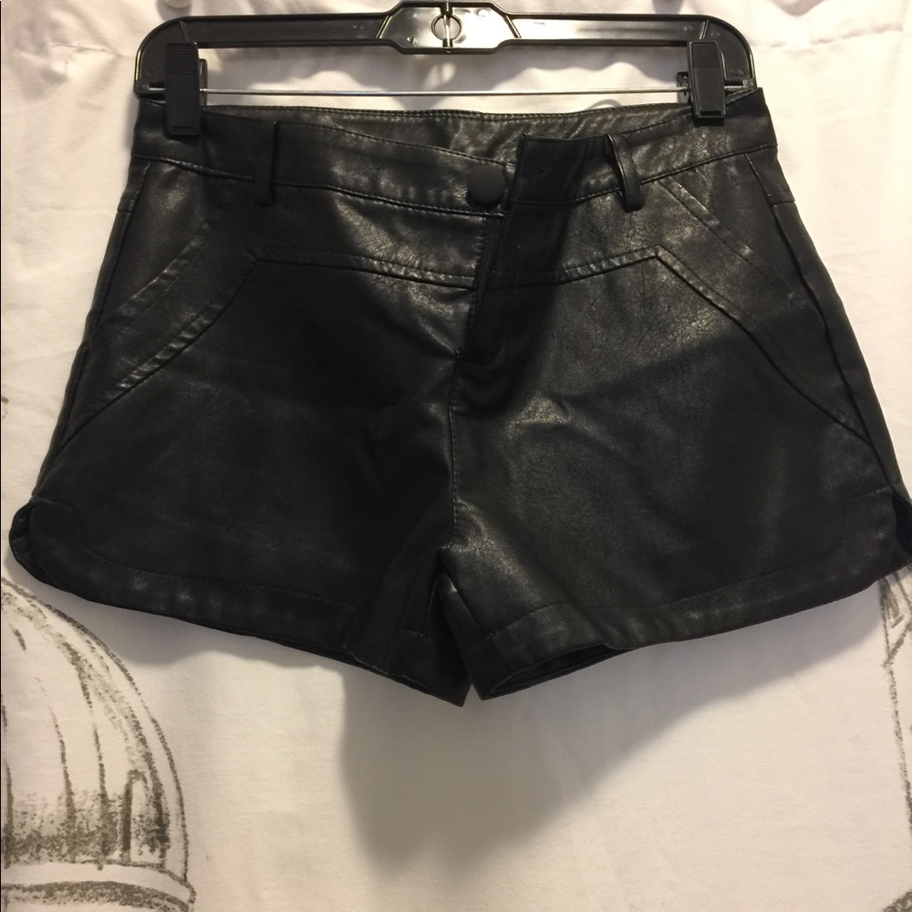Casual leather black short
